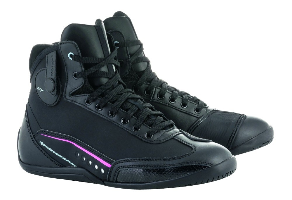 ALPINESTARS STELLA AST-1  Destinazione: Urban, touring Caratteristiche: Sneaker da donna, struttura principale a più pannelli, pieno fiore e microfibra, membrana impermeabile, protezione caviglia Taglia: 36-43  Colori: Nero Prezzo: 139,95 euro